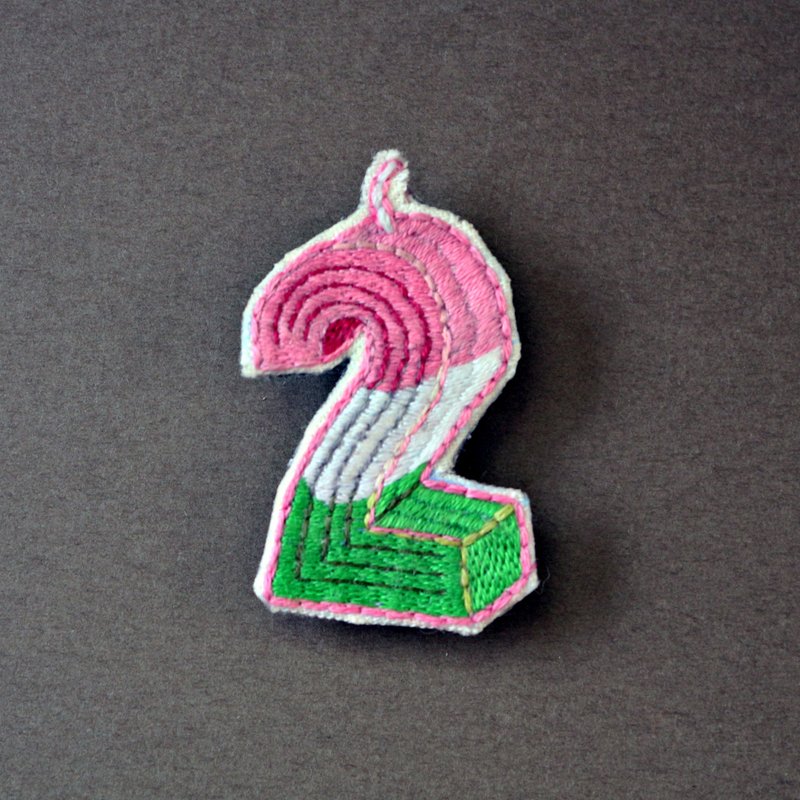 迷你手工刺绣胸针/别针 生日蜡烛2 | 定制化礼物情人节礼物 - 胸针 - 绣线 