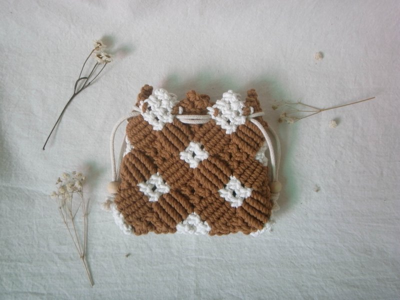 撞色编织花纹束口小包袋 / 棕色 / 手工编织 - 化妆包/杂物包 - 棉．麻 