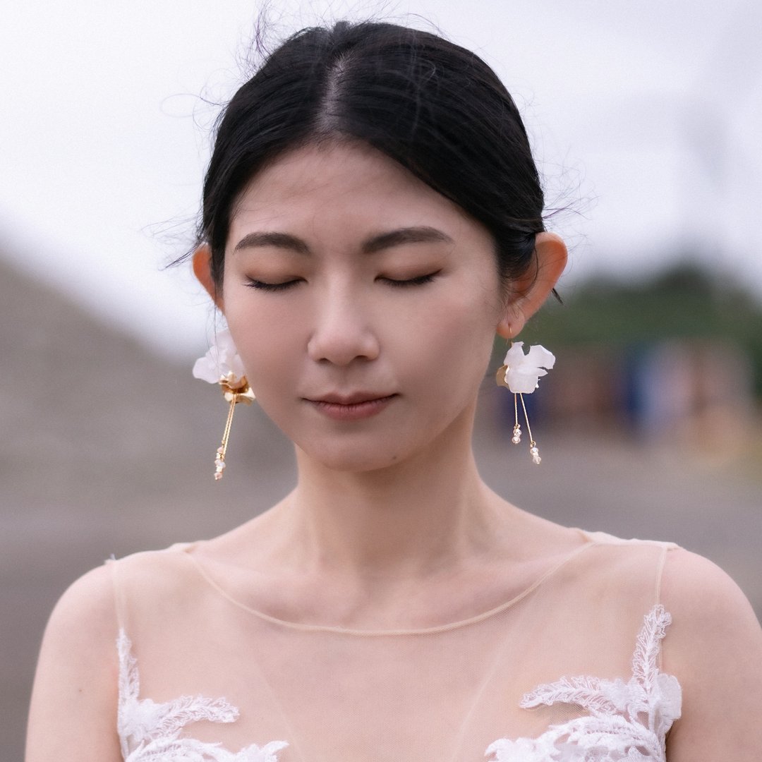 Pansy 天使之翼 优雅白兰花水晶垂坠耳环 - 耳环/耳夹 - 其他材质 白色