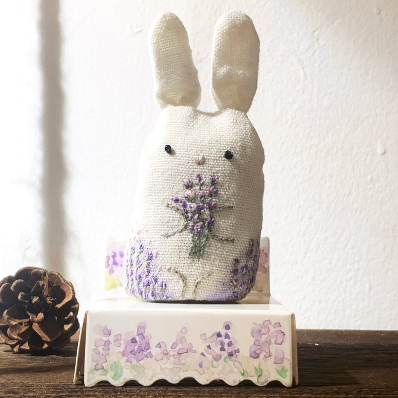 拥抱喜爱的-刺绣小动物: lavender rabbit 抱着薰衣草的兔子 - 玩偶/公仔 - 棉．麻 白色