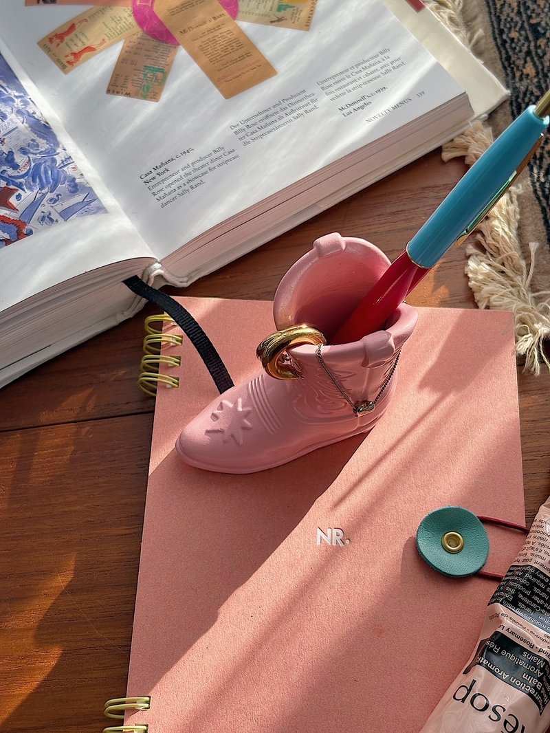 boots stand / naproom - 笔筒/笔座 - 其他材质 