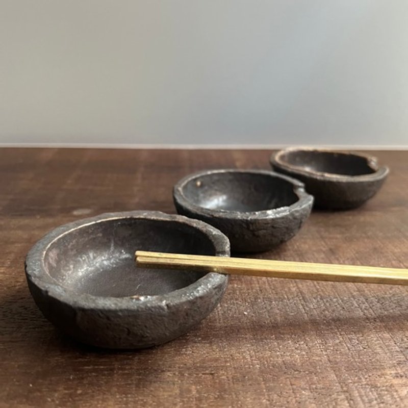 Pinkoi 代购 -  黑釉黑泥凹形豆碗筷架 - 筷子/筷架 - 陶 