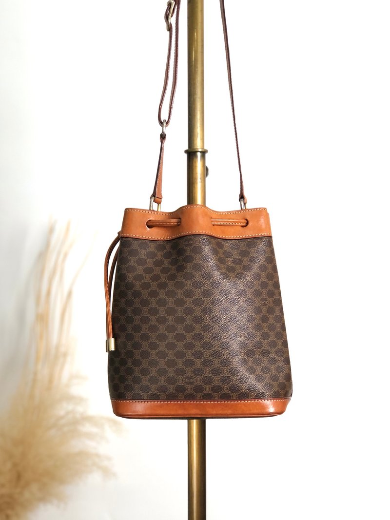 【 VintageShop solo 日本直送中古包专卖店 】CELINE  સリーヌ 马车图腾 肩背包 棕色 PVC 皮革 束口迷你包 - 侧背包/斜挎包 - 防水材质 咖啡色
