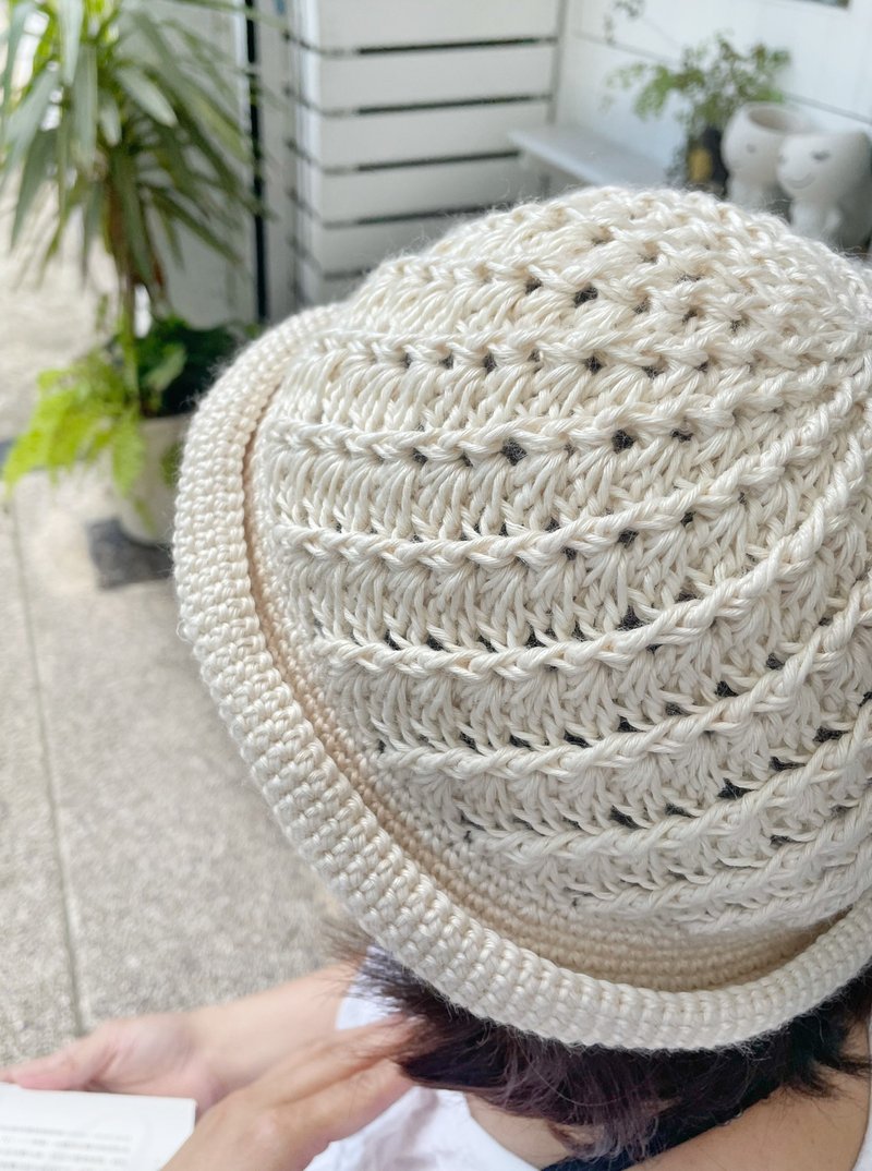 【好日手作】 夏日编织小圆帽。旋转在脑海里。米白色 - 帽子 - 棉．麻 白色
