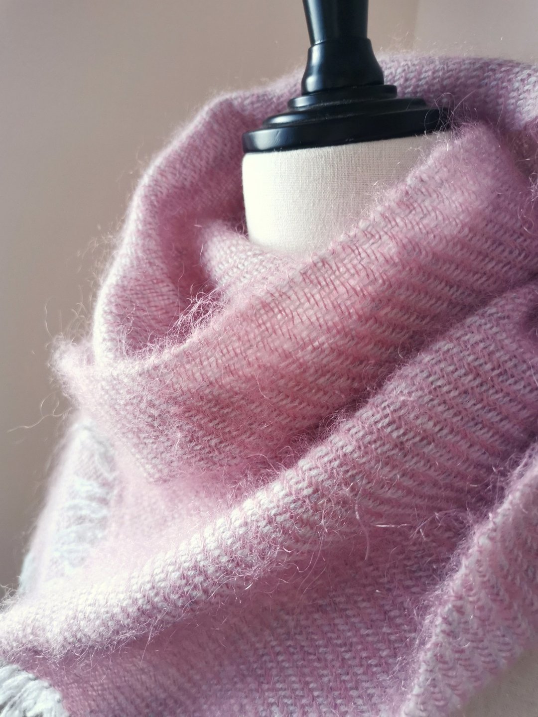 Handwoven by Carina | 手织马海毛羔羊毛围巾 - 围巾/披肩 - 羊毛 粉红色