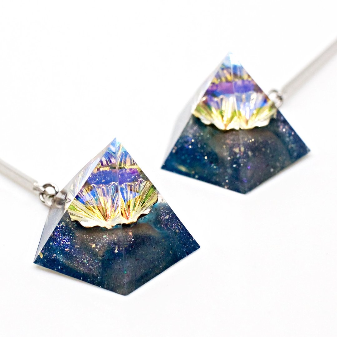 Pentagon dangle earrings (Whitebeard Falls) - 耳环/耳夹 - 树脂 蓝色