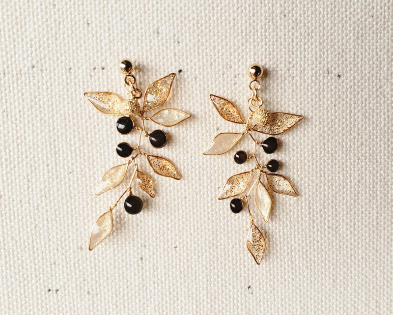 Leaf pierced or clip-on earring gold x brown - 耳环/耳夹 - 树脂 金色