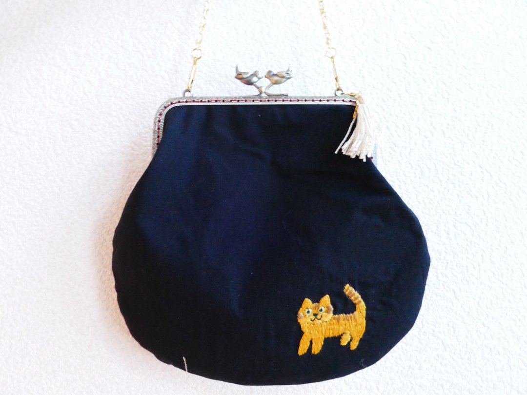 Embroidered gamaguchi shoulder brown tabby cat - 侧背包/斜挎包 - 棉 黑色