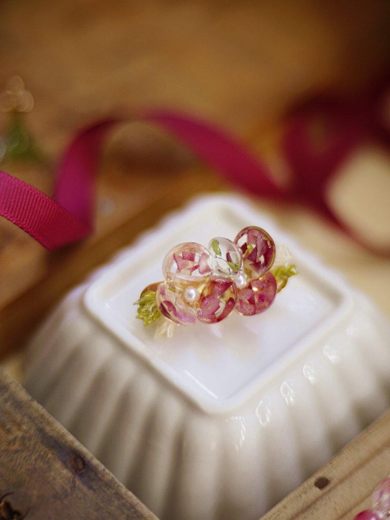 Larmes - Snow Globe Brooch 花之泪光 心口针订制 - 胸针 - 植物．花 红色