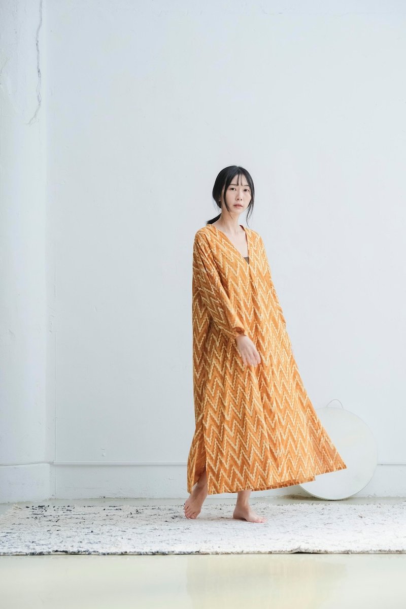 OMAKE 大V领开衩宽袖罩衫洋装 / Dabu 焦糖布丁 - 洋装/连衣裙 - 棉．麻 黄色