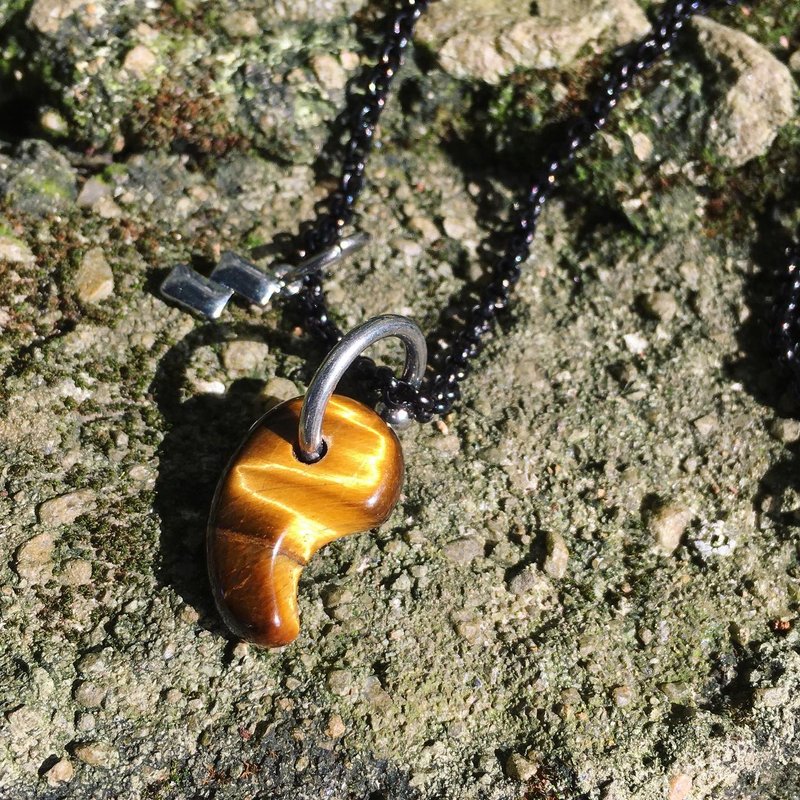 【Lost and find】天然石 勾玉 兽牙 虎目石 闪电光 御守 项链 - 项链 - 宝石 咖啡色