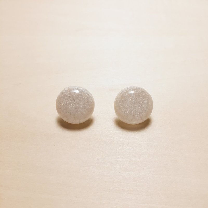 复古白裂纹丸子耳环 - 耳环/耳夹 - 树脂 白色