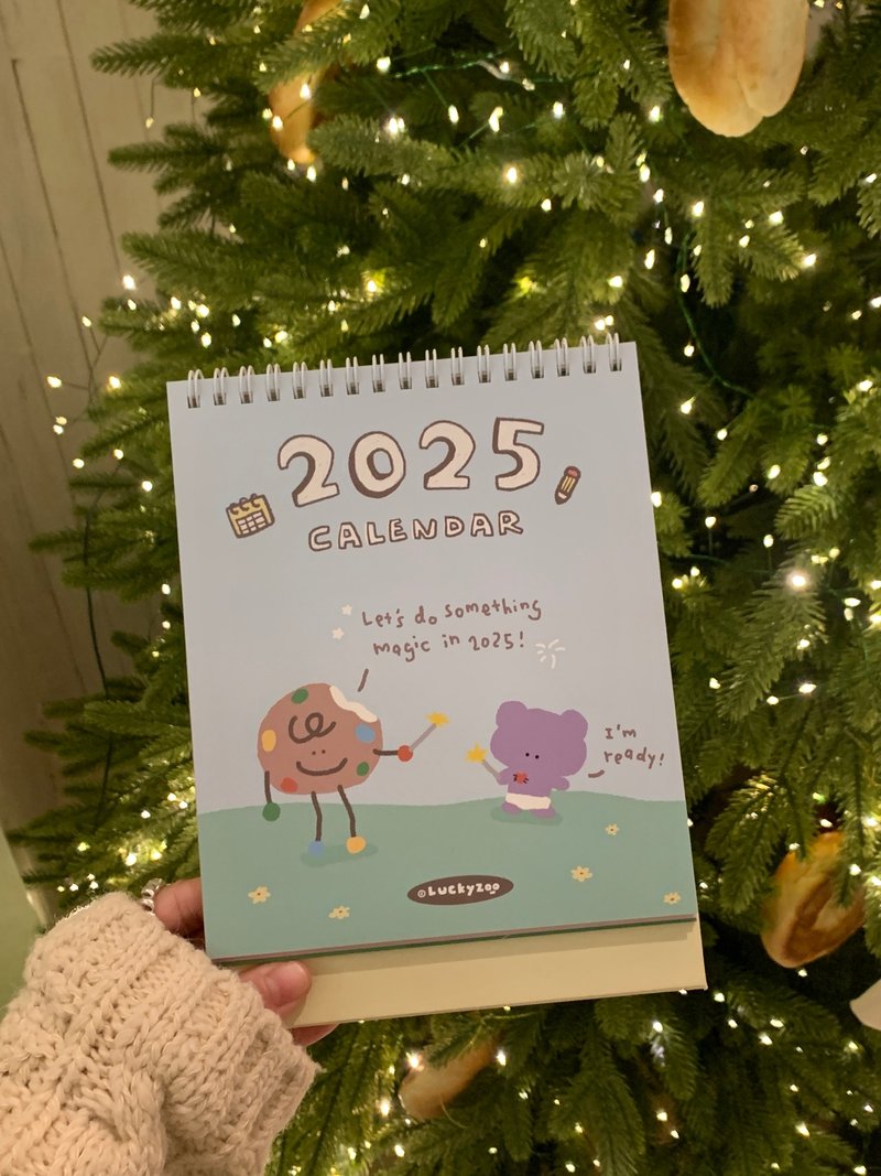 Luckyzoo 2025年插画台历 新年礼物 2025年原创日历可爱桌面台历 - 年历/台历 - 纸 