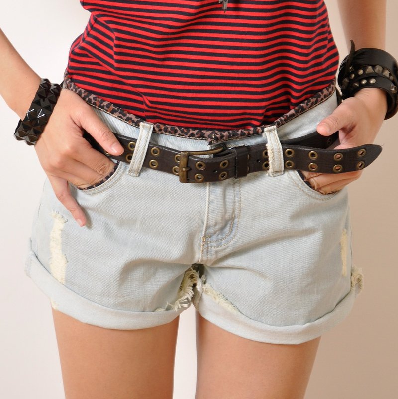 抽须古着轻洗水破坏豹纹滚边牛仔短裤-浅蓝色 - 女装短裤 - 棉．麻 蓝色