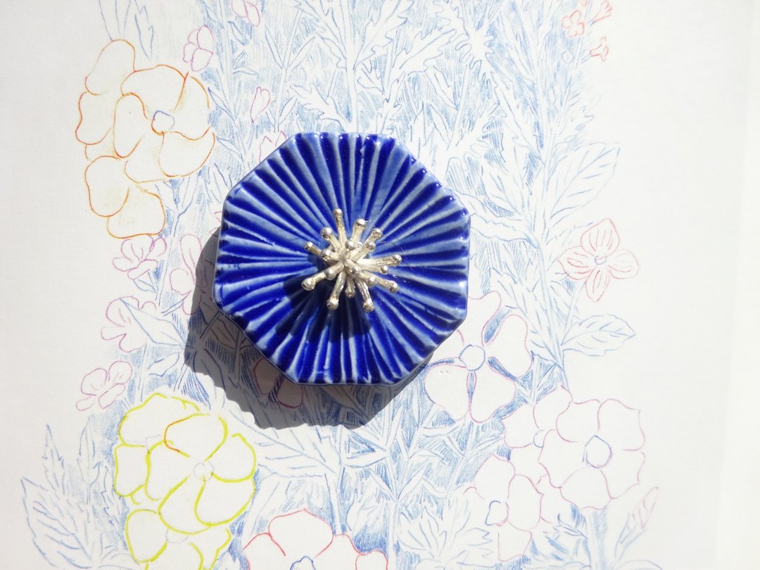 Flower broach Miyakowasure blue - 胸针 - 陶 蓝色