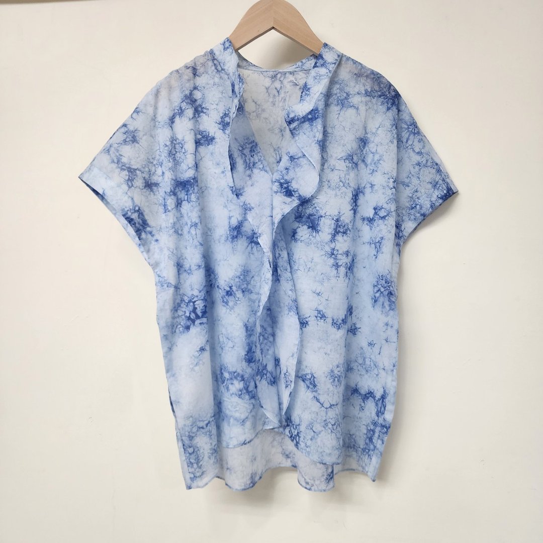 梦幻泡影-波浪领短袖上衣(环保数位印花) - 女装衬衫 - 棉 蓝色