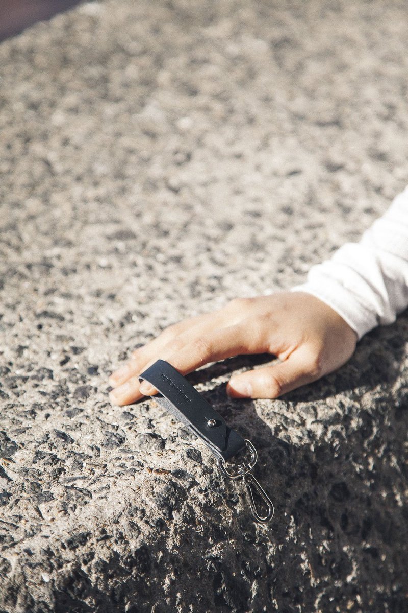 Walk With Me 回收皮革钥匙圈- 时尚黑 - 钥匙链/钥匙包 - 真皮 黑色