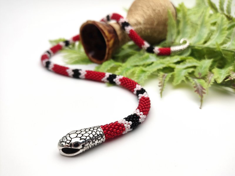 Red snake necklace, Ouroboros, Beaded necklace for women, Handmade jewelry - 项链 - 玻璃 红色