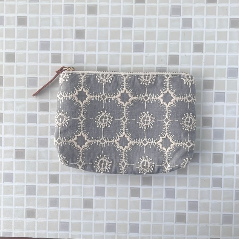 Mina Perhonen 海葵化妆包灰花痴图案 - 化妆包/杂物包 - 棉．麻 灰色