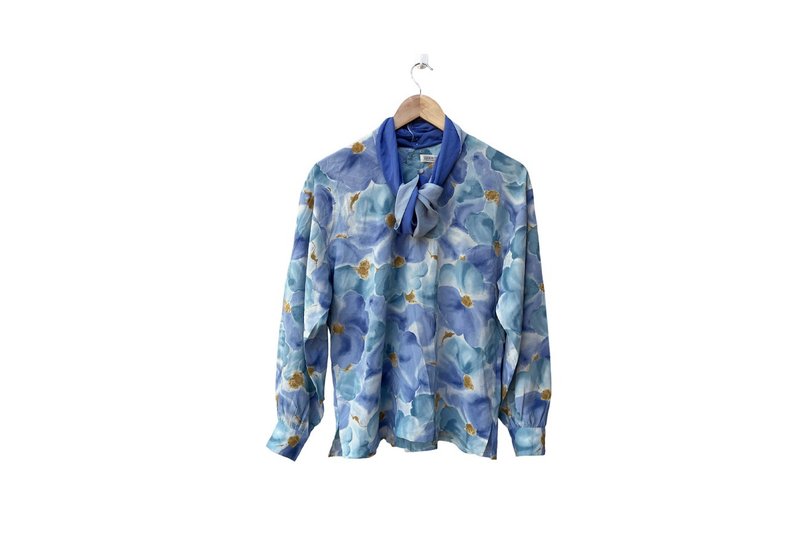复古长袖上衣，附赠丝巾，印有花瓣图案，色彩柔美，布料柔软。 - 女装上衣 - 聚酯纤维 蓝色