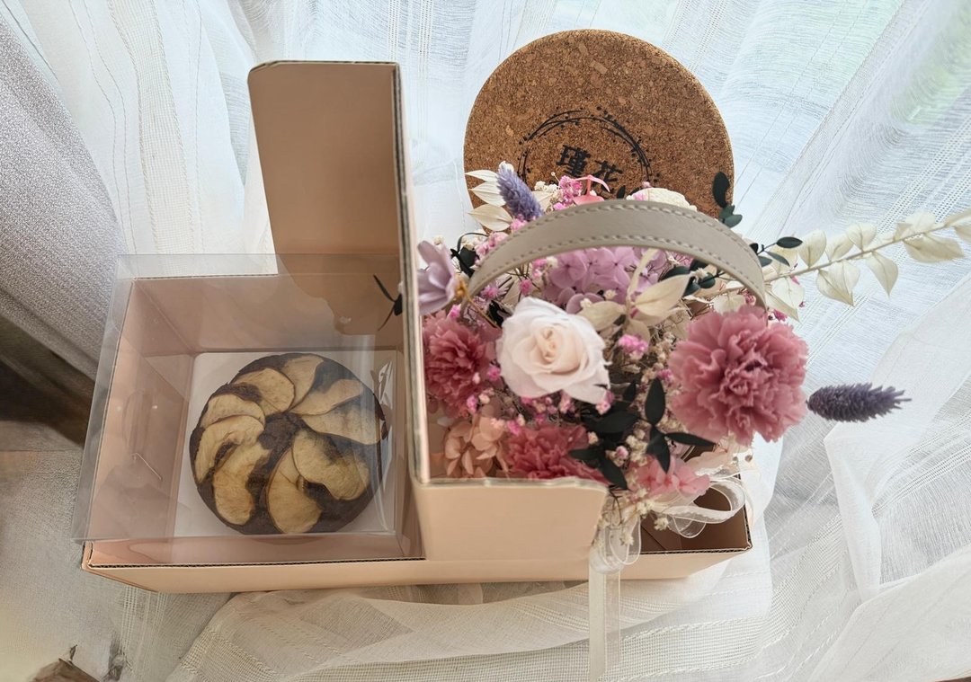 母亲节限定 | 当花遇见甜礼盒 永生康乃馨 磅蛋糕 玛德莲礼盒 - 干燥花/捧花 - 植物．花 