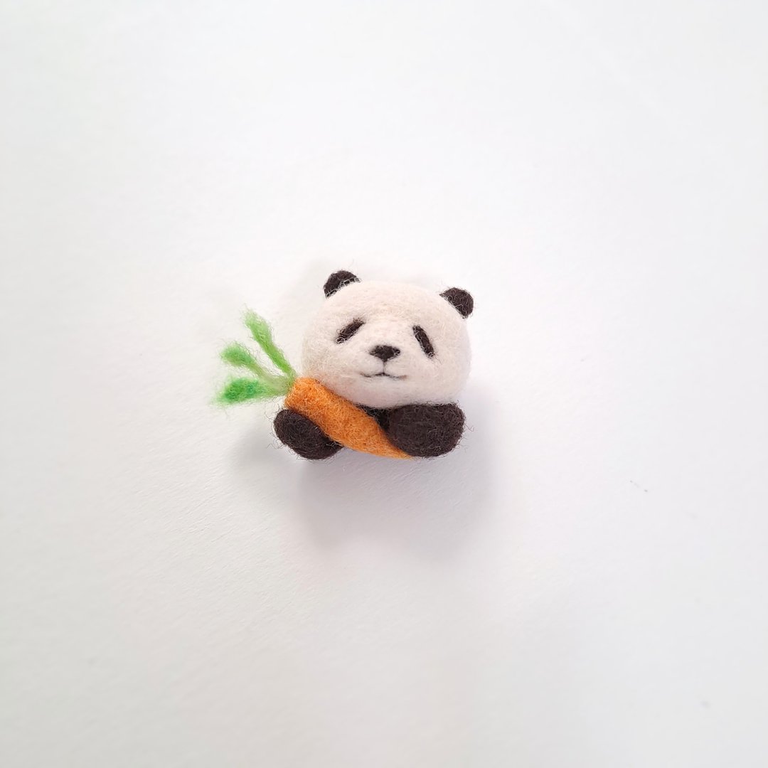 羊毛毡 熊猫抱着萝卜 羊毛毡胸针 手工 - 胸针 - 羊毛 多色