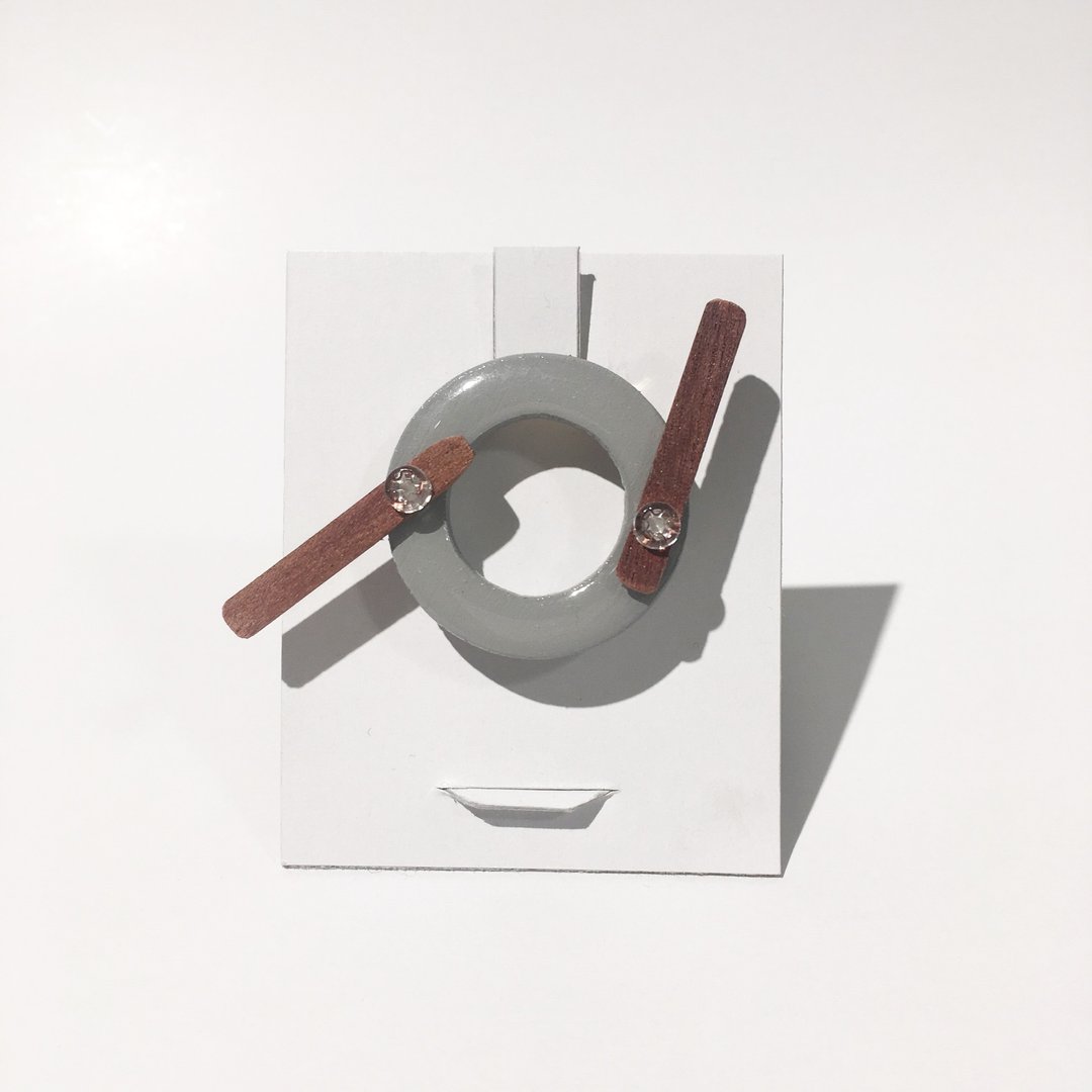 Gimmick brooch - 胸针 - 木头 灰色