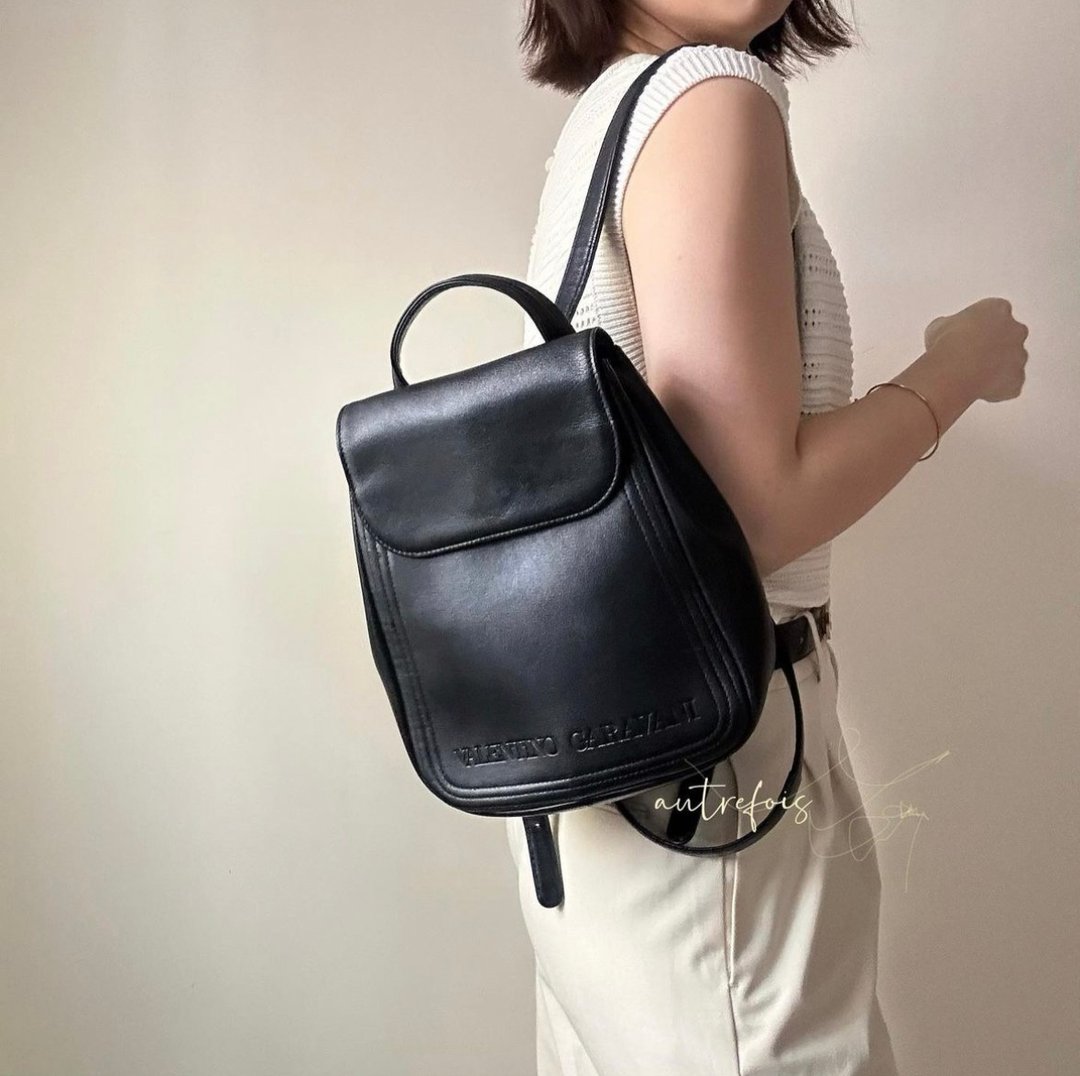 中古美品 Valentino Garavani 牛皮背包 通勤包 真皮背包 - 后背包/双肩包 - 真皮 黑色