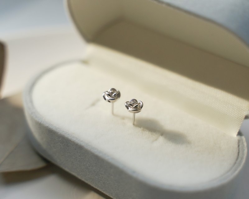 细致玫瑰花耳环 925纯银镀白k 玫瑰耳环 - 耳环/耳夹 - 纯银 银色