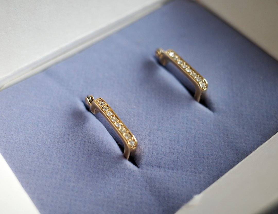 古董金色莱茵石方形 C 形圈圈针式耳环  A452 AVON - 耳环/耳夹 - 其他金属 金色