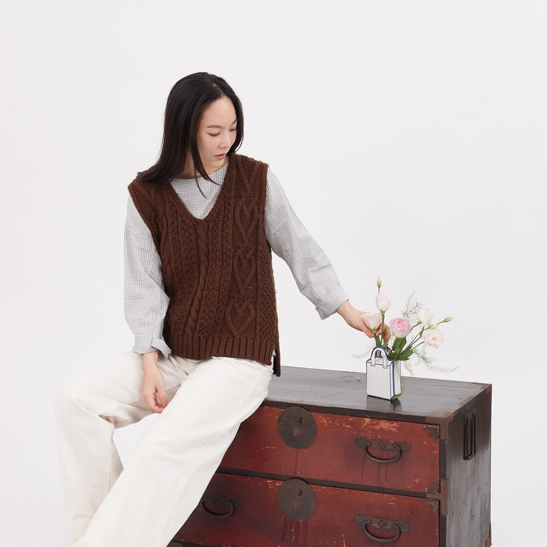 Lucy针织V领爱心织纹背心/紅 - 女装针织衫/毛衣 - 其他人造纤维 咖啡色
