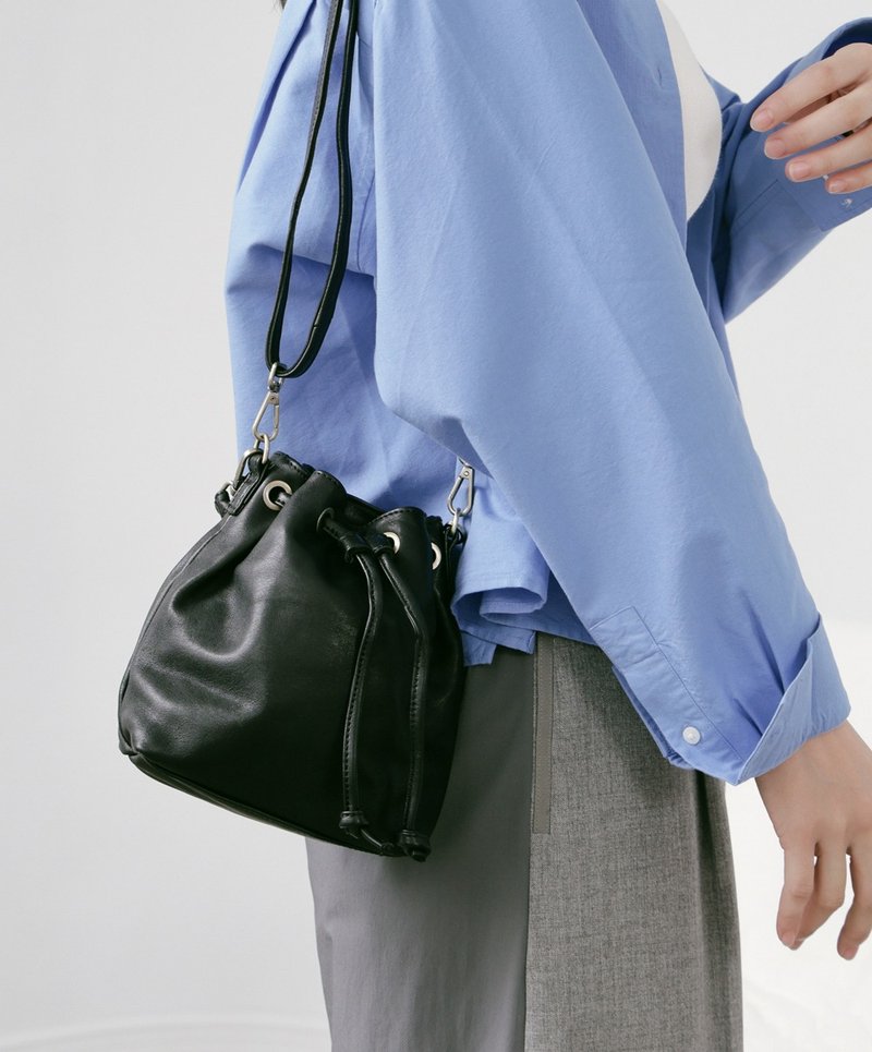 supportingrole 简约设计风格真皮绳结褶皱水桶包 黑 - 束口袋双肩包 - 真皮 黑色