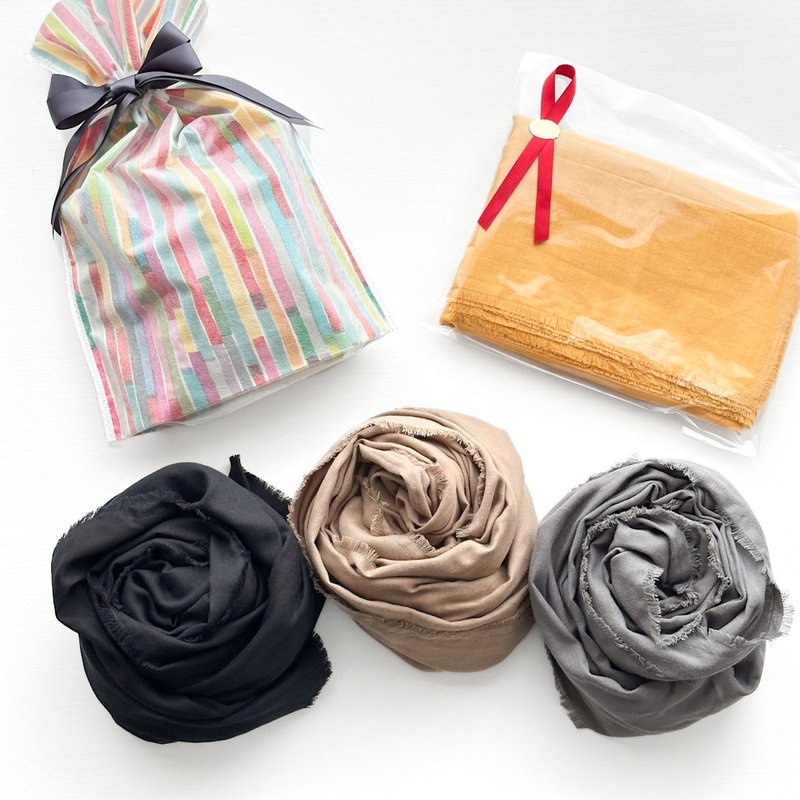 渴望每天佩戴的舒适感。专为讲究品味的您所设计的宽版围巾，采用有机棉。 - 围巾/披肩 - 棉．麻 多色