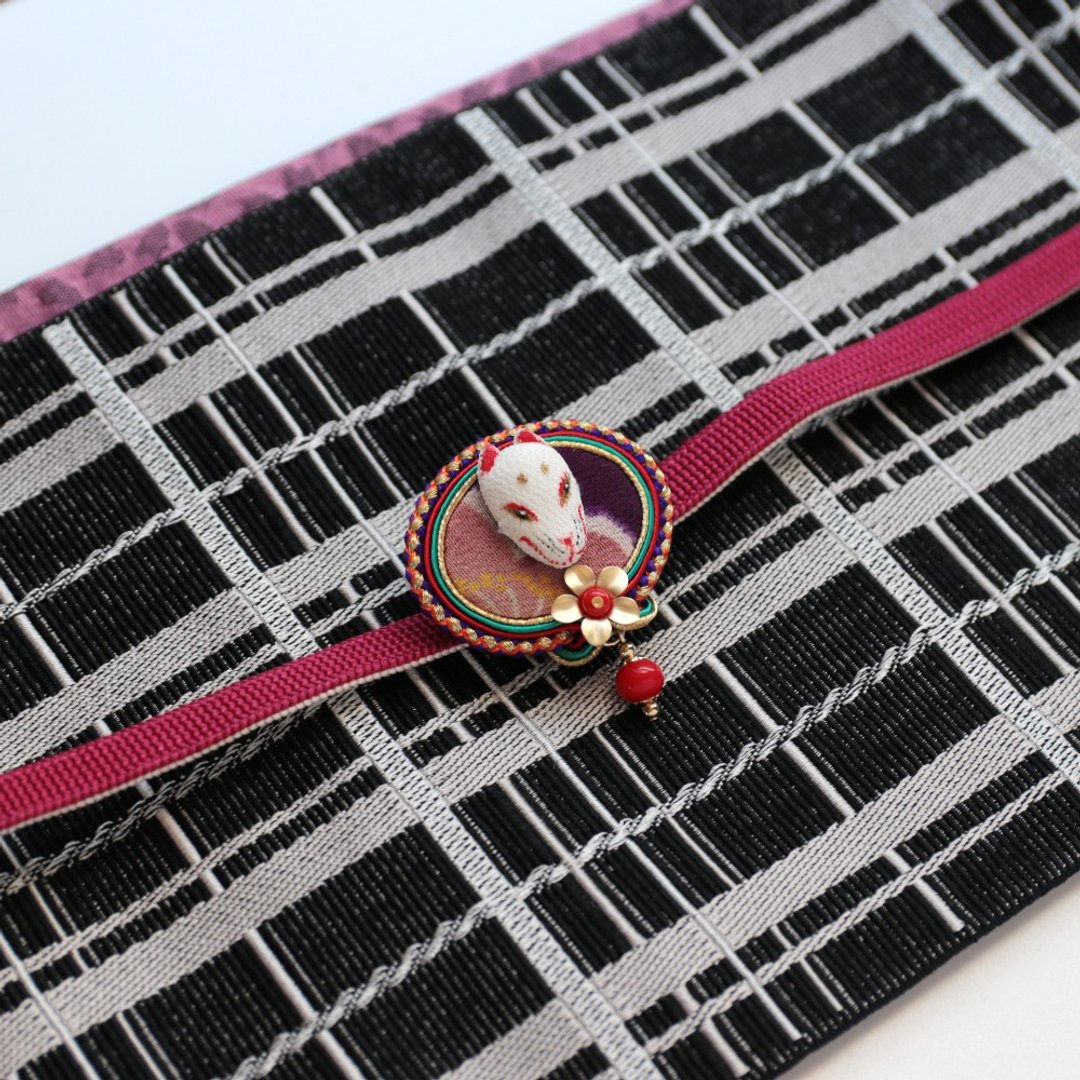Sou no Iro Small fox-face crepe work Edo braid Mini brooch - 胸针 - 丝．绢 红色