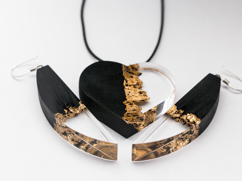 木质树脂套装 Golden Mountains 心形吊坠和耳环是送给她的完美礼 - 项链 - 木头 黑色