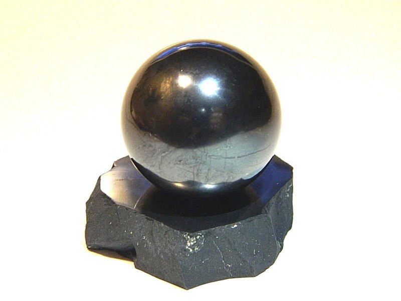 Shungite polished ball, black natural stone, healing chakra - 摆饰 - 石头 黑色