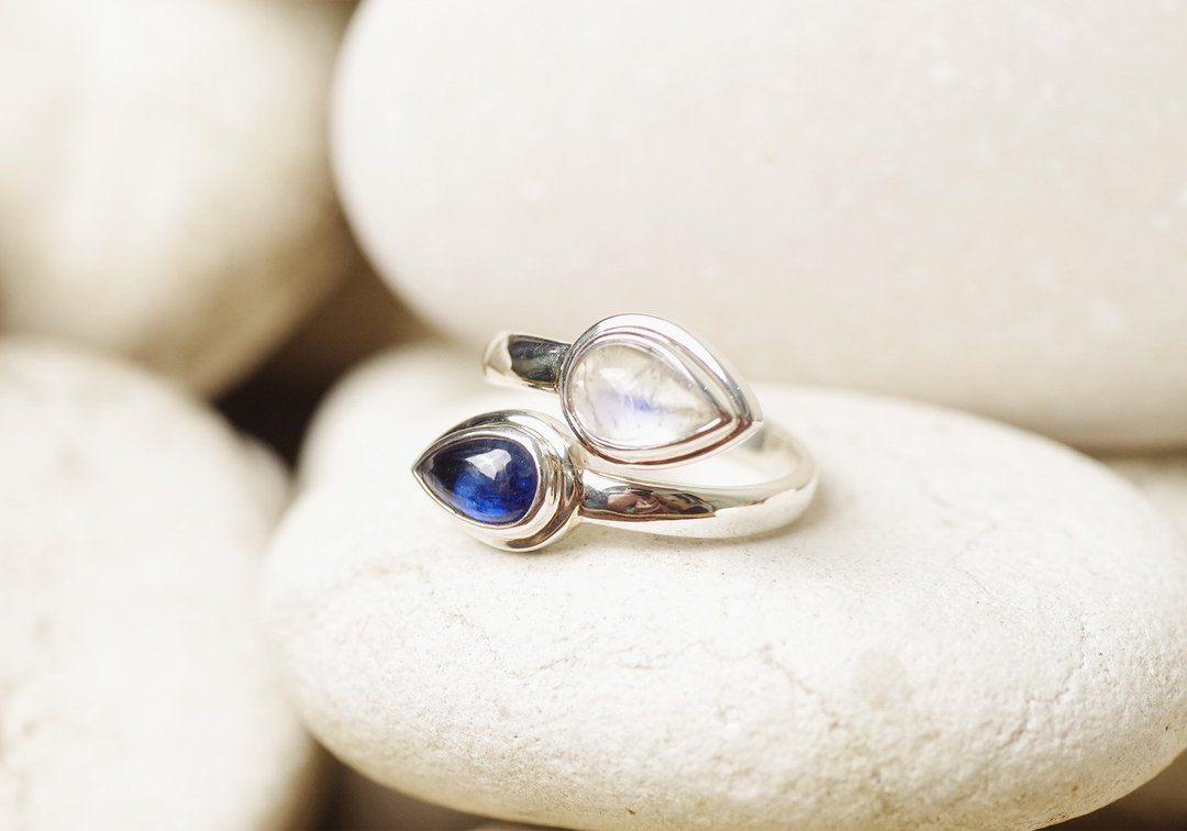 Silver ring of kyanite and rainbow moonstone - 戒指 - 宝石 蓝色