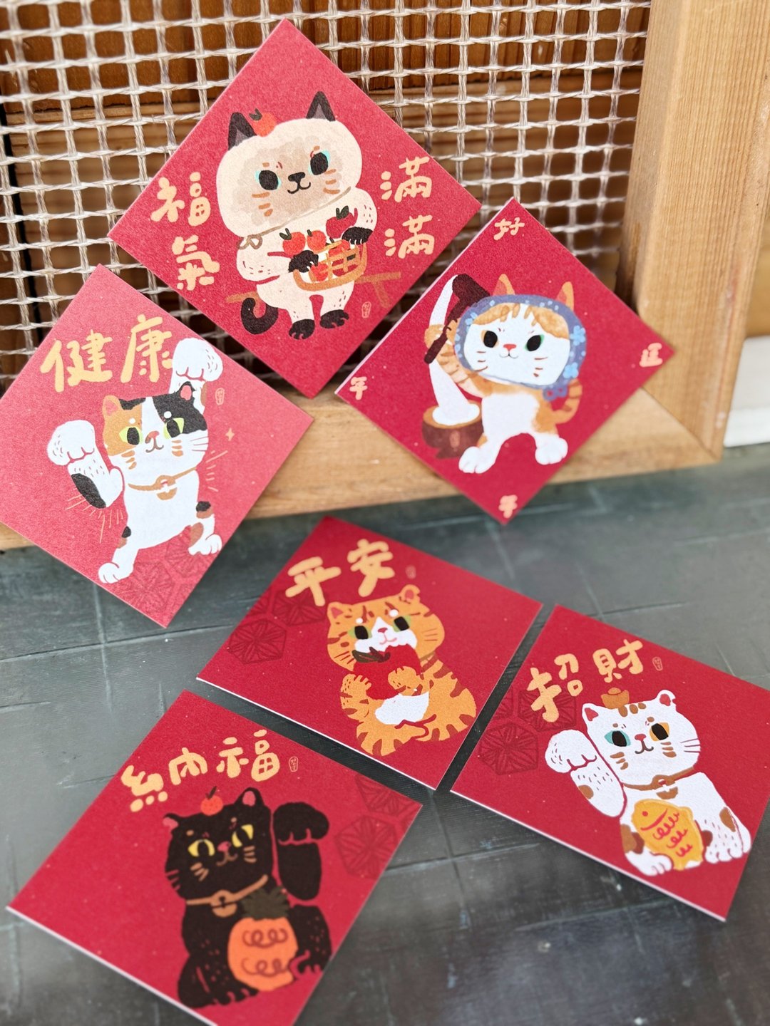 NEW福气满满猫咪 7x7cm 小春联斗方六入优惠组_也是贺卡明信片 - 红包/春联 - 纸 红色