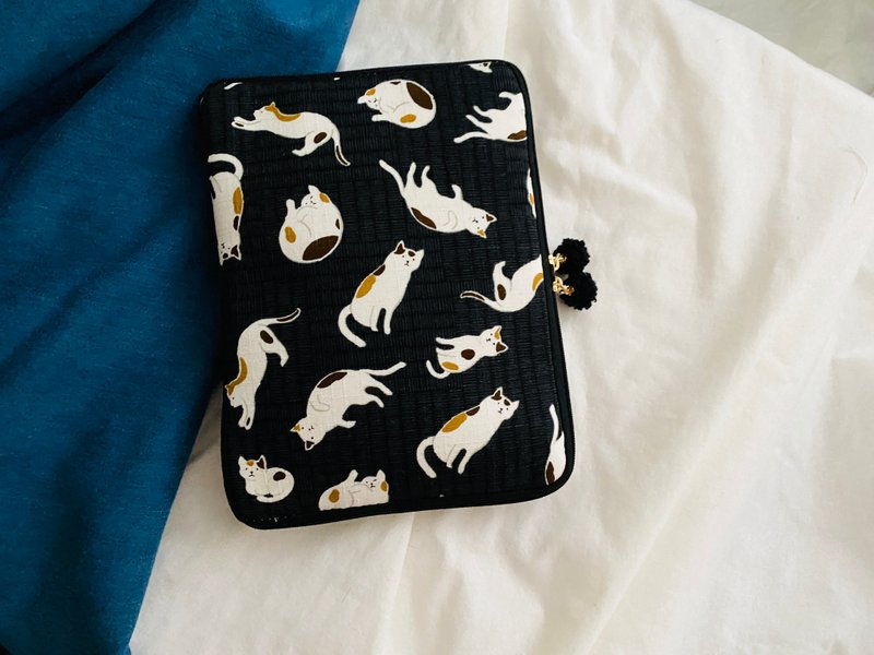 翻滚的小猫咪 黑色米色 客制化kobo包 手账本 护照包 - 护照夹/护照套 - 棉．麻 黑色