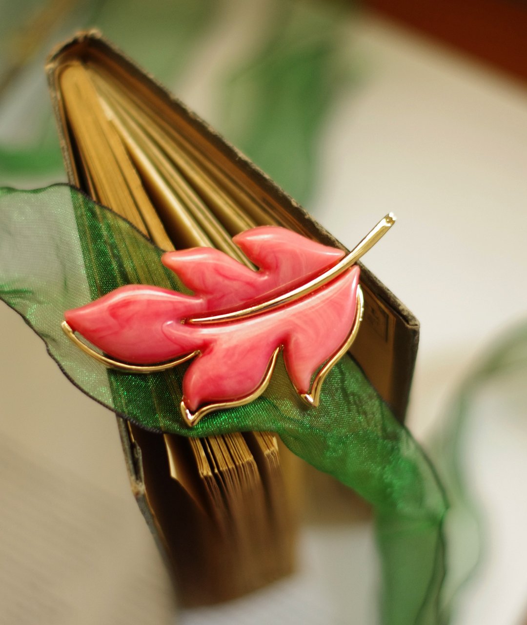 Sarah Cov 1970 粉红花叶塑料别针胸针 Autumn Splendor B477 - 胸针 - 其他金属 粉红色