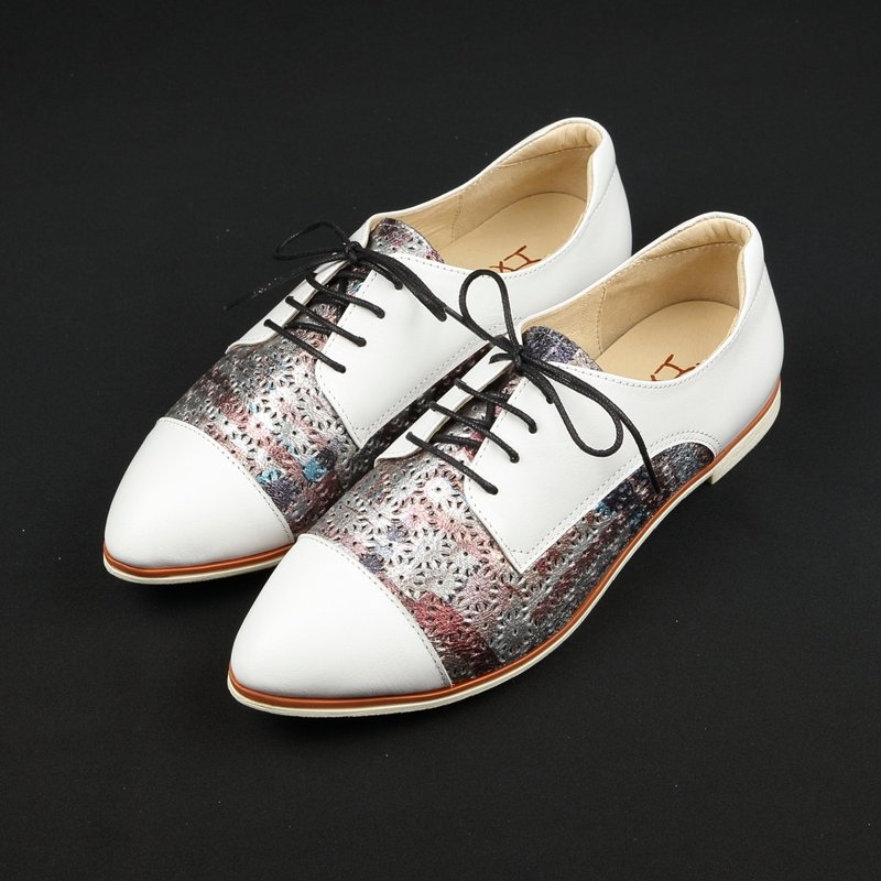 异色系带雕花低跟尖头包鞋 - 女款休闲鞋 - 真皮 白色