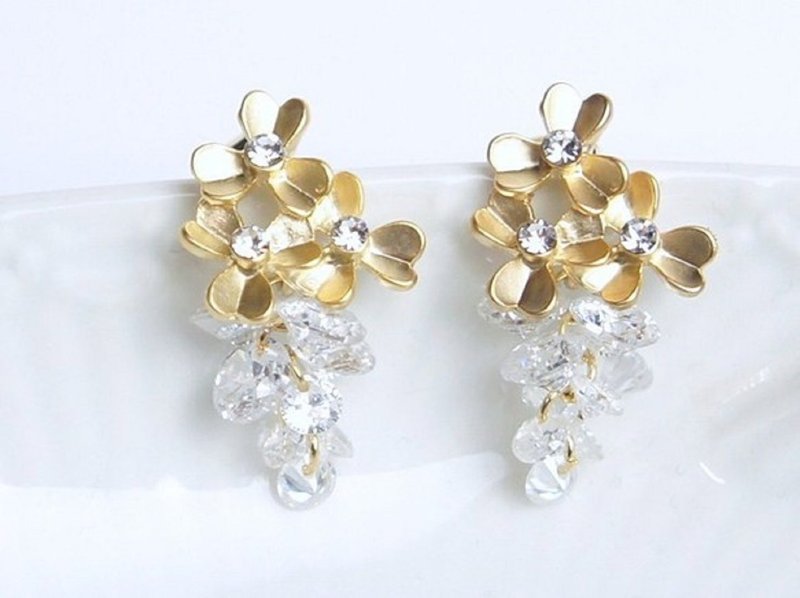 Gold Freesia flowers and cubic zirconia berries with Cluster Earrings - 耳环/耳夹 - 贵金属 金色