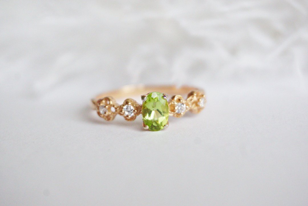 Natural Peridot Oval Silver 925 Ring with Rosegold plated - 戒指 - 纯银 绿色