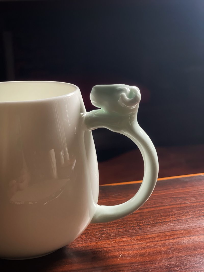 敬物12生肖纳福杯羊  手捧一份福气 守住岁岁朝朝的安康 - 茶具/茶杯 - 瓷 白色