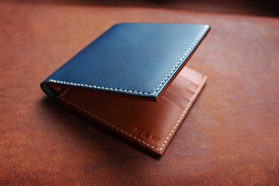 【VW03 八卡短夹 皮夹 Bi-fold Wallet】 意大利植物鞣牛皮 多色 - 皮夹/钱包 - 真皮 蓝色