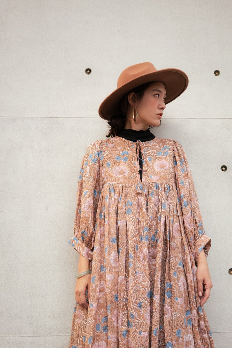 澎澎袖长洋装_咖底蓝花 - 裙子 - 棉．麻 卡其色