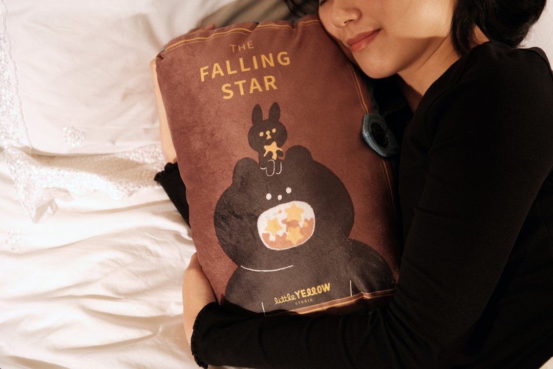 福利品 - 书册造型抱枕 暖手枕 午睡枕 - The falling star - 枕头/抱枕 - 聚酯纤维 咖啡色