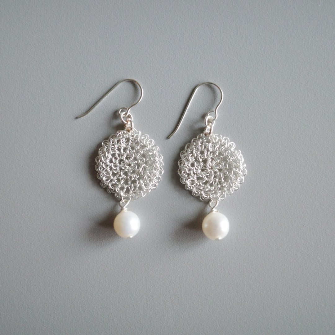 Lace Pearl 金属蕾丝耳饰 Silver color - 耳环/耳夹 - 铜/黄铜 银色