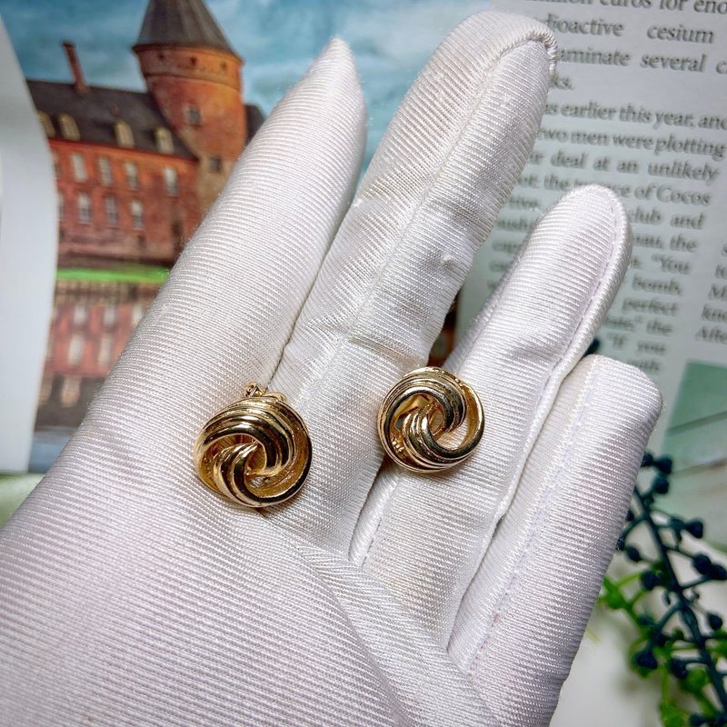 【西洋古董饰品】波罗旋法式亮泽层叠  耳环 耳夹 - 耳环/耳夹 - 贵金属 金色