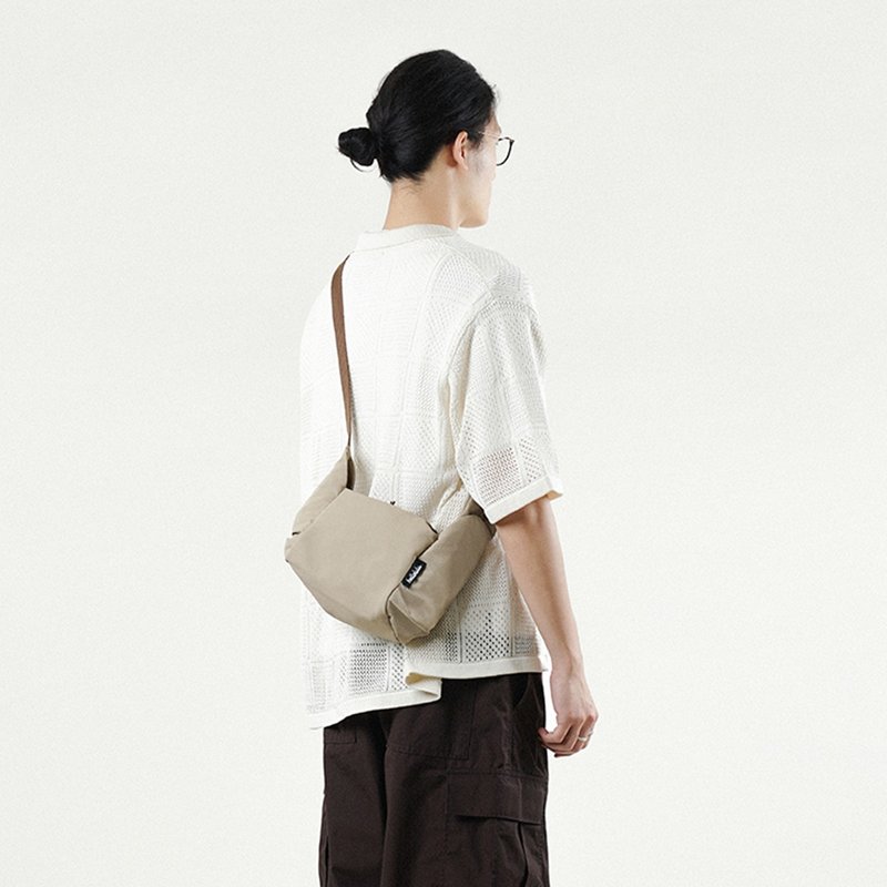 【FW25全新Wander系列】MILO 日常斜背包 小号 (沙卡其) - 侧背包/斜挎包 - 环保材料 卡其色